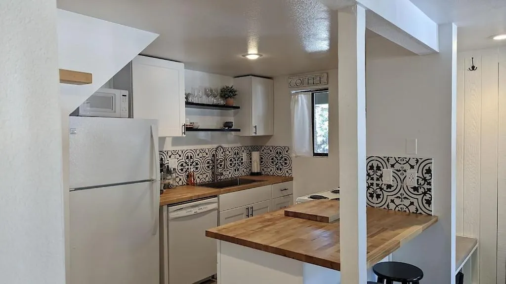 Cozy Condo Walking Distance To Village And Gondola W/ Pool/ Jacuzzi Sleeps 4. Mammoth Lakes Apartment