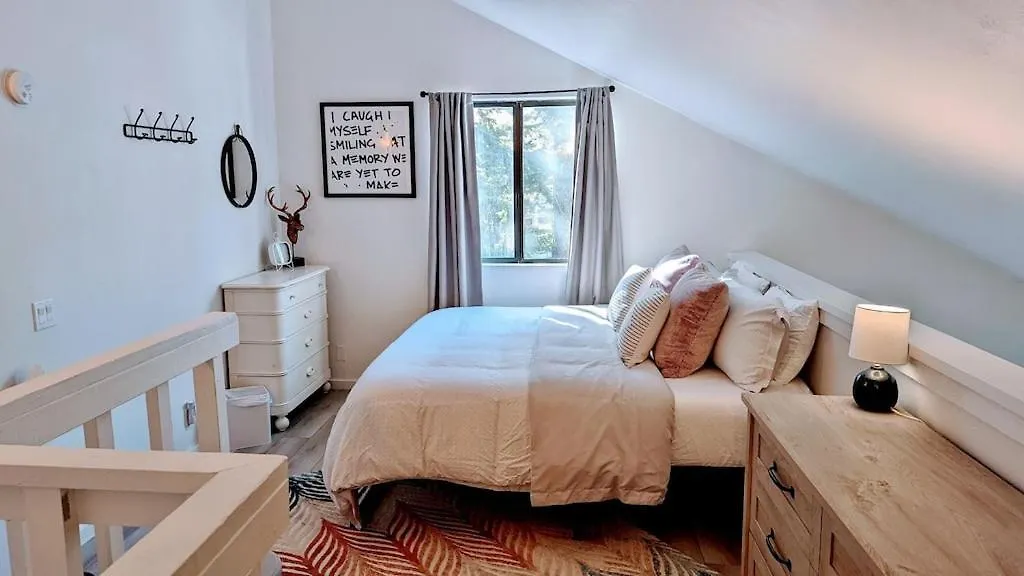 Cozy Condo Walking Distance To Village And Gondola W/ Pool/ Jacuzzi Sleeps 4. Mammoth Lakes
